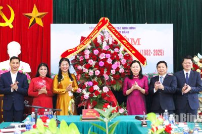 Đồng chí Phó Bí thư Thường trực Tỉnh ủy Đinh Thị Lụa thăm, chúc mừng Trường THPT A Kim Bảng nhân kỷ niệm Ngày Nhà giáo Việt Nam 20/11